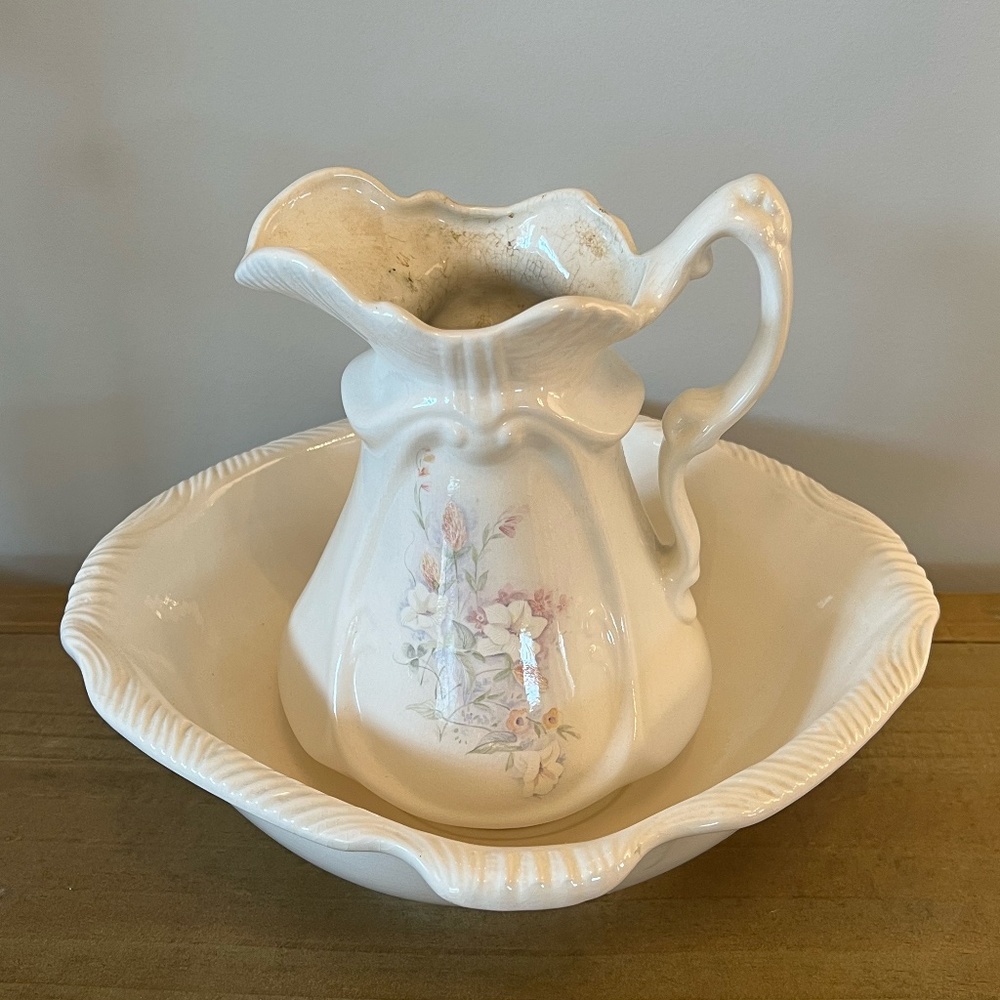 Arnel's Vintage Victorian Style Pitcher and Wash Basin